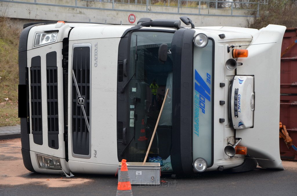 LKW umgestuerzt Niehler Hafen P081.JPG